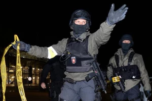 Strašne scene - Kijev je baš opasno mesto, maskirani huligani pretukli navijače Liverpula!