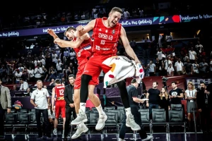''Štimara'', legendo! Ovako se na letovanju navija za Srbiju!