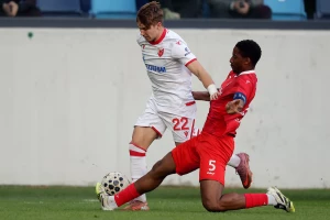 POLUVREME - "Traktoristi" preprečili put Zvezdi, ali su Kostov i Katai pronašli put