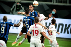 Iskusni štoper ipak napušta Inter, poznato i gde ide, pronađena i jeftinija zamena za Konteovu veliku želju!