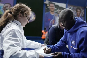 Posle ovoga volećete ga još više, dobri momak Kante ponovo oduševio Engleze, to se zove poštovanje!