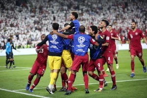 Pokrenut postupak protiv UAE - Zviždali himni Katara, pa ih gađali cipelama!