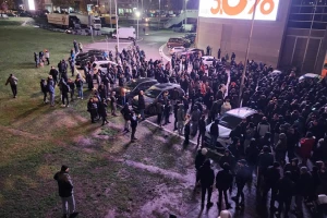 UŽIVO - ''Obradović Željko'', grmi ispred Arene!