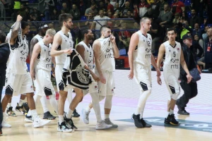 Poluvreme - Mega muči Partizan, navijači "crno-belih" oduševljeni biserom gostiju! (TVITOVI)
