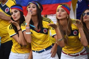 Kolumbijcima navijačice šalju poljupce tokom meča...