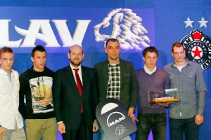 I zvanično - Partizanu crno-bele stolice, Zvezdi klupski autobus!