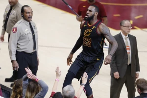 "Rebus" Lebron pretekao sirenu na neverovatan način, Siksersi džabe bacali konfete, finale Istoka se nazire!