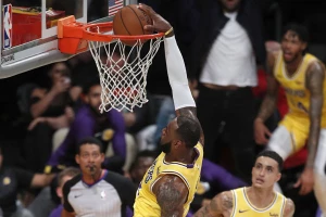 Lebron se upisao protiv "srpskih" Kingsa, Karmelo "glumio" centra!