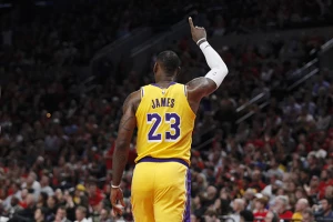 Evo kad nam stiže LeBronov "Svemirski basket"