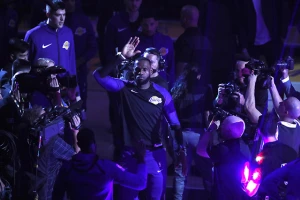 Promena - Dejvis ili Lebron, evo ko će nositi "23" u Lejkersima!