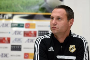 Čukarički predstavio novog trenera, uz poruku: ''Svi klubovi imaju krizu, osim Zvezde...''