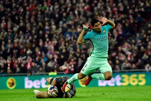 Suarez namerno udario golmana?