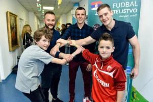 Zvezdaši obišli onkologiju u Tiršovoj na Dan fudbala i prijateljstva