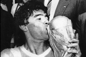 Momci, naklon! Čitulja za velikog Maradonu!