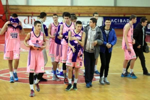 Mega kao Makabi - Jedan sponzor za seniore, drugi za juniore