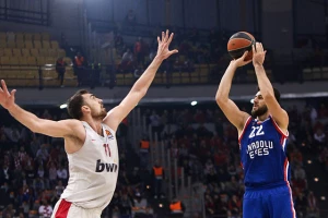 Vasa Micić može sve - Zakucavanje srpskog košarkaša pored trojice čuvara!