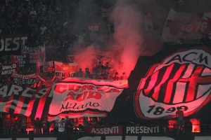 Slavlje navijača Milana, bakljada ispred stadiona za uživanje!