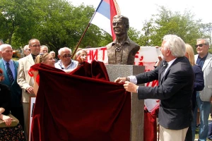 Otkrivena bista Milutincu!