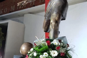 Otkriven spomenik Rajku Mitiću ispred stadiona Zvezde