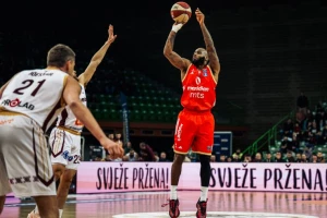 POLUVREME - Zvezda 10:0, pa 4:16, ali sve polako dolazi na svoje mesto