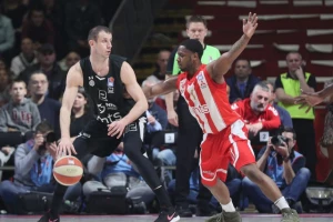 Poluvreme - Partizan vodi, 'grobari' zadovoljni, 'delijama' suđenje nije po volji