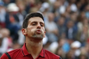 Nole u problemu - Izgubio prvi set, pa usledio novi prekid!