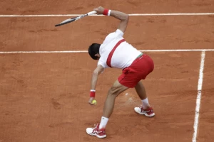 Iscrpljujuća borba u Parizu! Novak se muči, lomio reket i na kraju slavio!