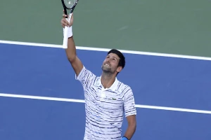 Novak, masaža pa polufinale!
