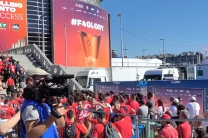 Navijači Olimpijakosa okupirali "Arenu", pevaju i o Zvezdi!