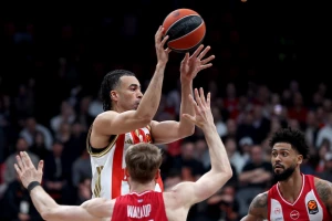 Zvezda poražena u Pireju - Nvora, Batler i Kodi zajedno 4/19 za tri, a ni sudije se nisu proslavile