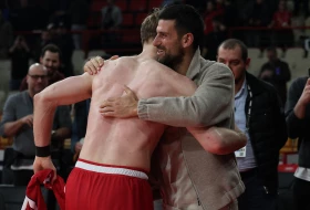 Košarkaš Olimpijakosa poklonio dres Novaku Đokoviću