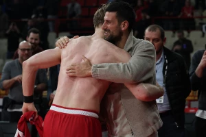 Košarkaš Olimpijakosa poklonio dres Novaku Đokoviću