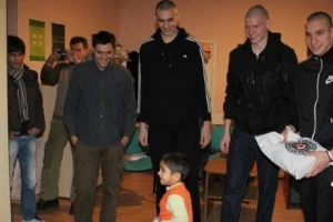 I košarkaši Partizana obradovali mališane