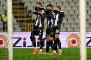 POLUVREME - Ovacije Željku i u Humskoj, selektor gleda veoma zanimljiv meč, Milić spasavao Partizan, ali crno-beli vode!