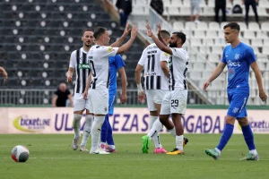 POLUVREME - Jeziva povreda dvojice igrača Mladosti, Partizan se zahvaljuje milimetrima!