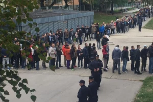 "Grobari" fanatici - Redovi ispred "Pionira" tri sata pre početka košarkaškog klasika!