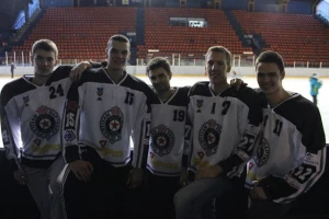 Crno-bela porodica - Košarkaši Partizana u hokejaškoj opremi!