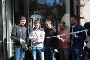 Otvoren novi Partizanov šop, fudbaleri se družili sa navijačima