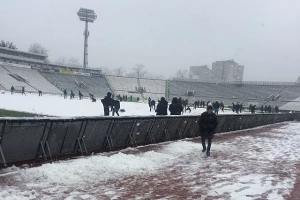 Odložen početak derbija kola u Super ligi, uprava se latila lopate