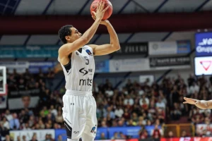 Poluvreme - Partizan vodi, navijači oduševljeni dvojicom igrača! (TVITOVI)