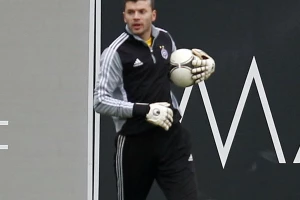 Partizan izgubio, golman Petrović pogodio!