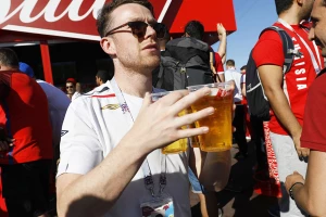 Urnebesno - Navijač Galate pokušao da prokrijumčari gajbu piva na stadion