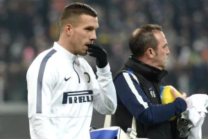 Podolski: "Nema klauzule, vraćam se u Arsenal!"