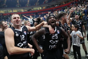 Najluđi uvod u jednu Partizanovu utakmicu, Pejdž i Tomas u glavnim ulogama!