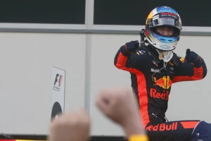 Dok su Fetel i Hamilton u ''frci'', Rikardo slavi pobedu! Rađa se još jedna zvezda Formule 1!
