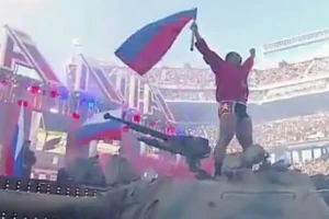 U sred Kalifornije - Došao na meč u tenku, noseći rusku zastavu!