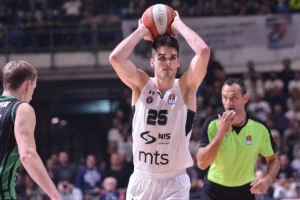 Poluvreme - Partizan vodi, ali brine povreda najefikasnijeg igrača, Trinkijeri ''grmeo'' na sudije!