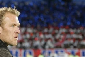 Čovek sa maslinovom grančicom u ruci...