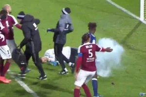 Prekinut meč Meca i Liona - Divljali navijači domaćih, povređen golman!