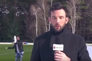 Suso namestio nišanske sprave, pravo u glavu reporteru